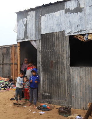 عائلة فقيرة تنظر بحزن