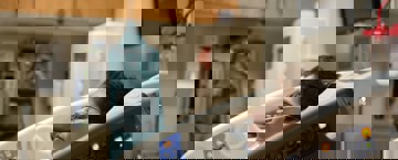 ولد مريض راقد على السرير في المستشفى