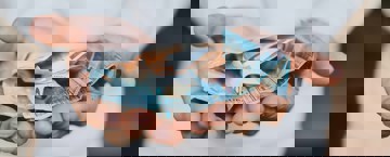 رجل يمسك بأموال ويداه مفتوحة