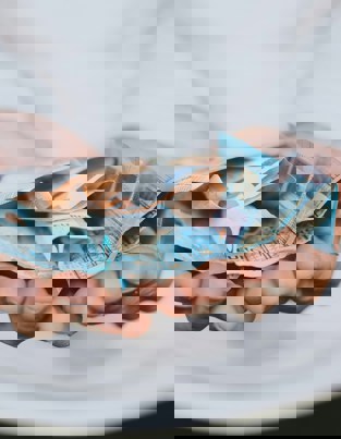 رجل يمسك بأموال ويداه مفتوحة